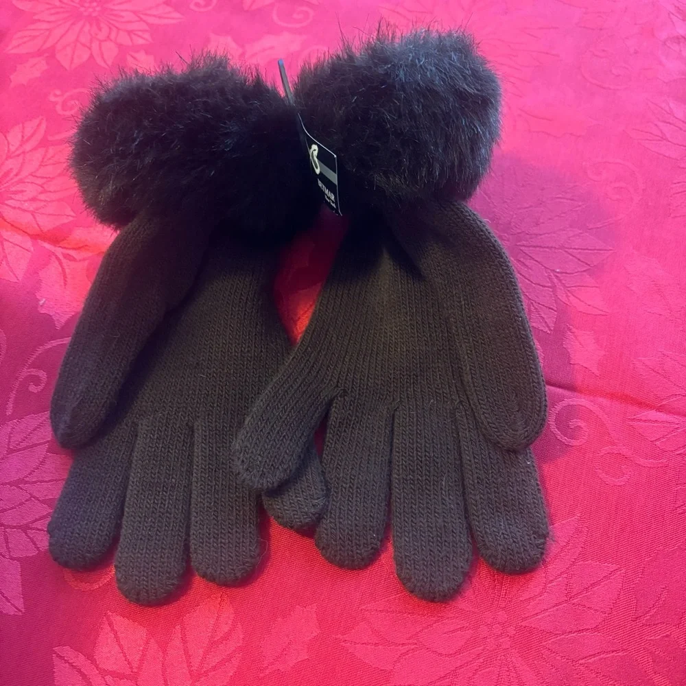 ❤️2/$15 or 3/$21❤️NWT Betmar New York Brown Knit Gloves w/Faux Fur Trim